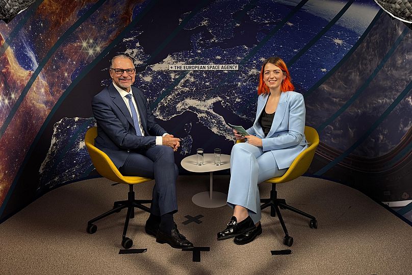 Dr. Josef Aschbacher schloss sich Hannah Brown auf die große Frage an