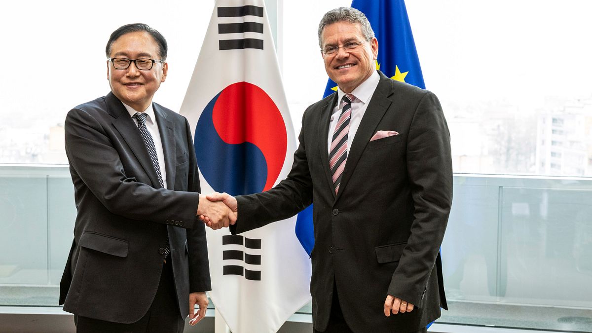 Inkyo Cheong, on the left, and Maroš Šefcovic