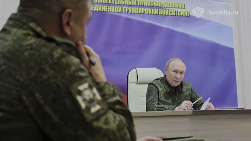 In diesem Bild, das aus dem von The Russian Presidential Press Service veröffentlichten Video am 12. März 2025 veröffentlicht wurde, spricht der russische Präsident Vladimir Putin während eines Besuchs in Kursk.