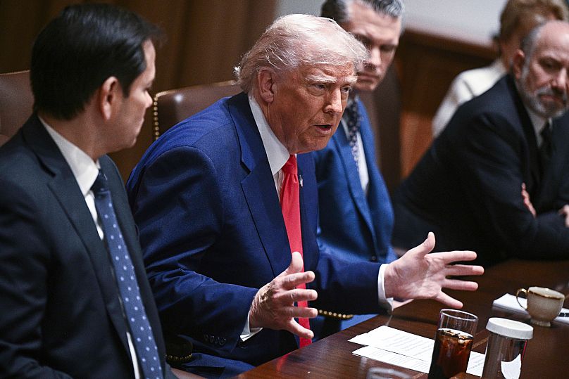 US -Präsident Donald Trump spricht während eines Kabinettssitzes im Weißen Haus am 10. April 2025