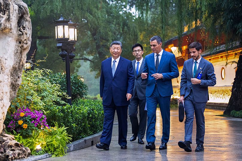 Spanischer Premierminister Pedro Sanchez und chinesischer Präsident Xi Jinping Tour durch das Diaoyutai State Guesthouse in Peking, 9. September 2024