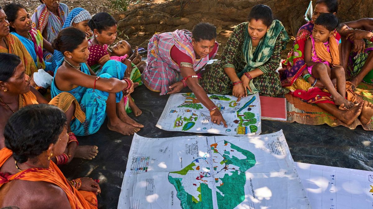 Indigene Frauen in Indien machen "Traumkarten", um Länder vor dem Klimawandel zu schützen