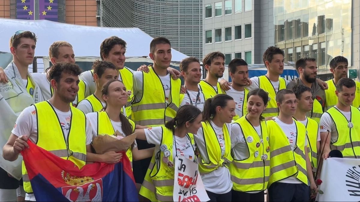 Serbische Studenten, die an Ultramarathon teilnehmen, kommen in Brüssel an