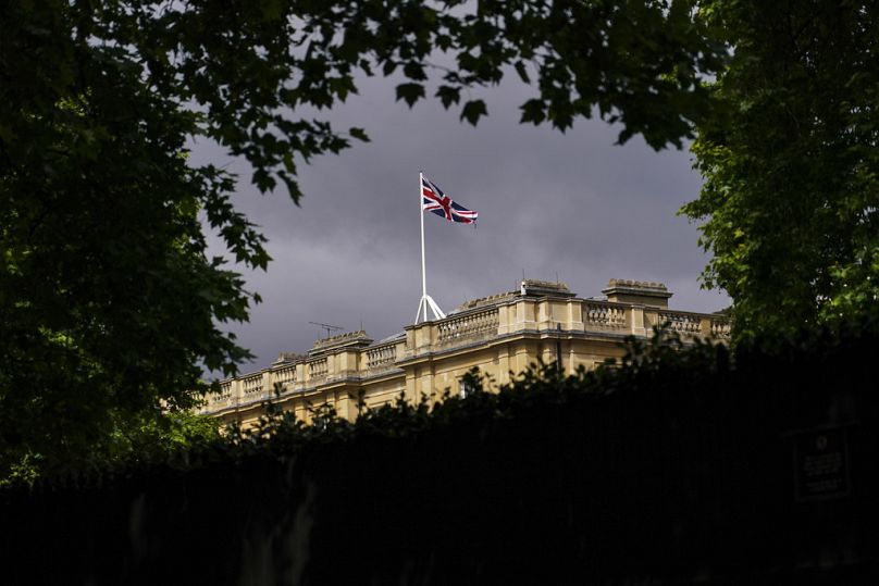 Die Gewerkschaftsflagge fliegt während der Gespräche zwischen den USA und China in London, Dienstag, 10. Juni 2025, von der Spitze von Lancaster House, während der Gespräche zwischen den USA und China