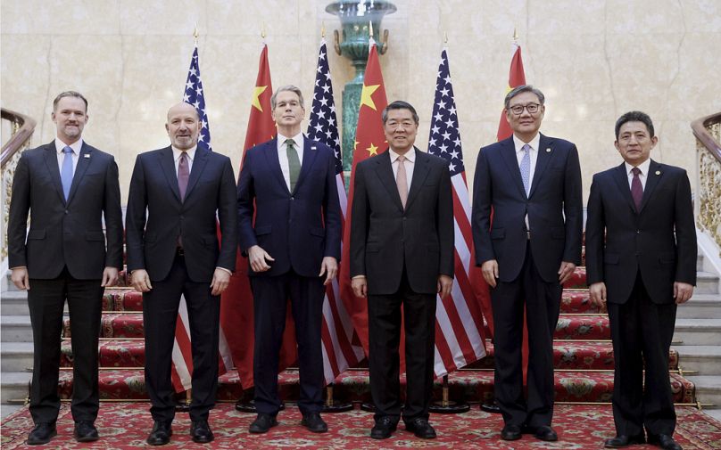 Der chinesische Vize -Premier der Lifeng, der US -Finanzminister Scott Bessent, posiert für ein Gruppenfoto mit Delegationen vor dem Treffen, um den Handel in London, Montag, 9. Juni 2025