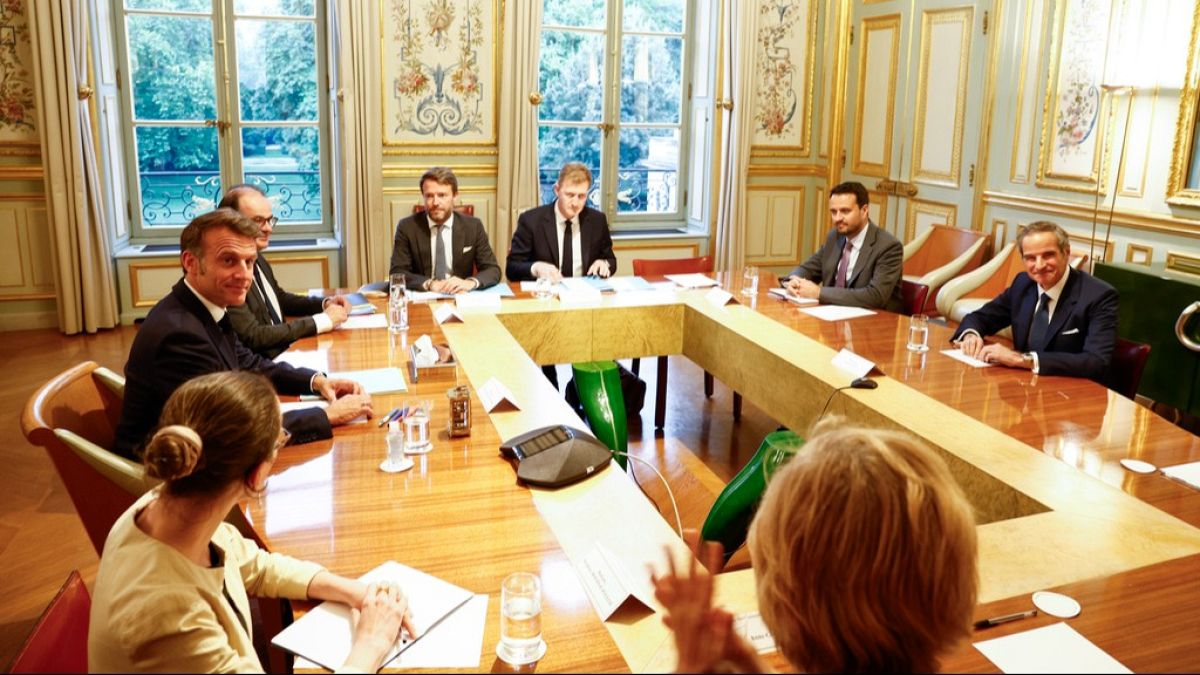 Emmanuel Macron trifft den IAEO -Chef Rafael Grossi im Elysee Palace, nachdem er vom NATO -Gipfel zurückgekehrt ist