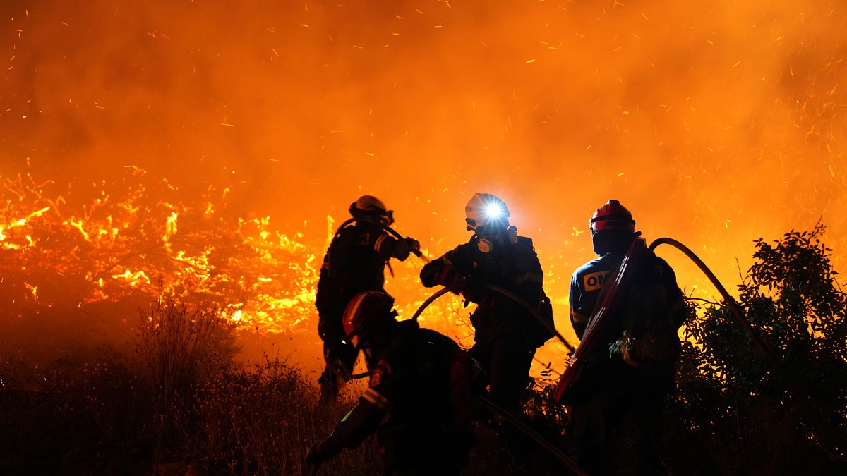 Feuerwehrleute kämpfen weiterhin gegen Waldbrand auf der griechischen Insel Chios