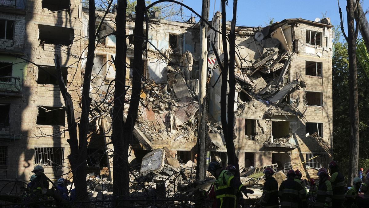 Russische Angriffe auf die Ukraine töten mindestens 10 und verletzen Dutzende