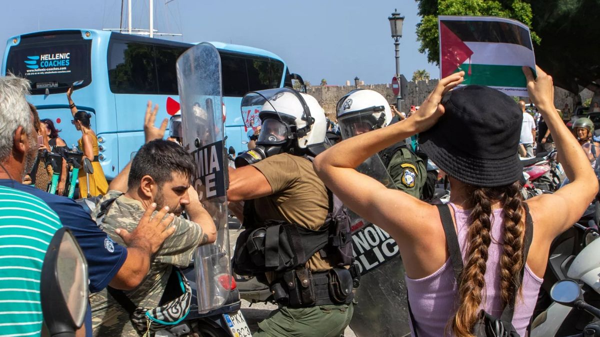 Die Aufruhrpolizei verstreut mit Demonstranten auf Rhodos während des Besuchs von israelischem Kreuzfahrtschiff
