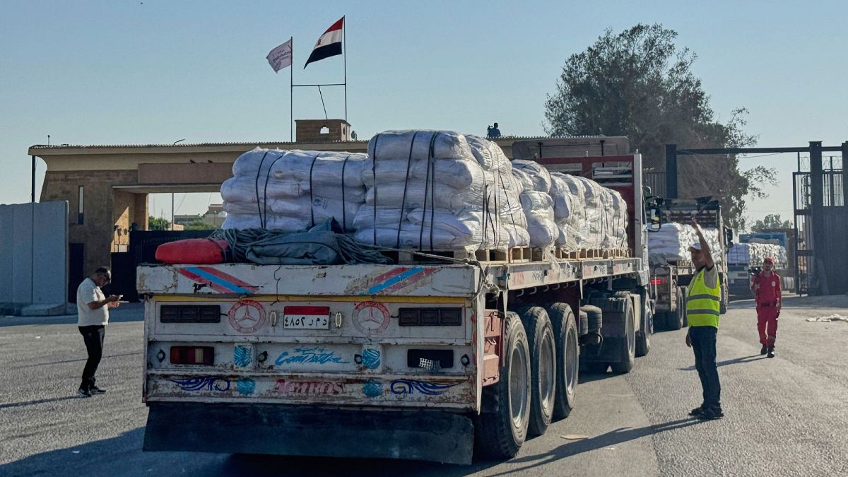 Hilfswagen bewegen sich in Richtung Gaza, während Israel eine taktische Pause beginnt