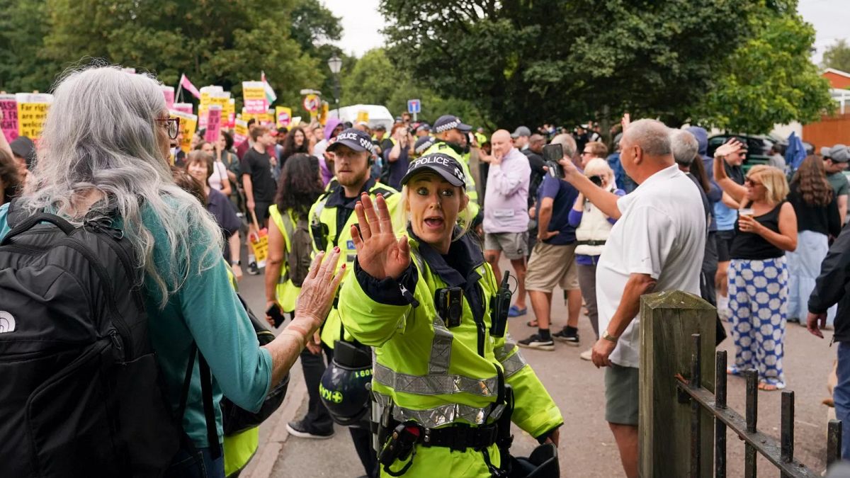 Beamte gewinnen Gerichtsverfahren, um Migranten aus dem britischen Hotel zu entfernen, der sich im Mittelpunkt der Proteste befand