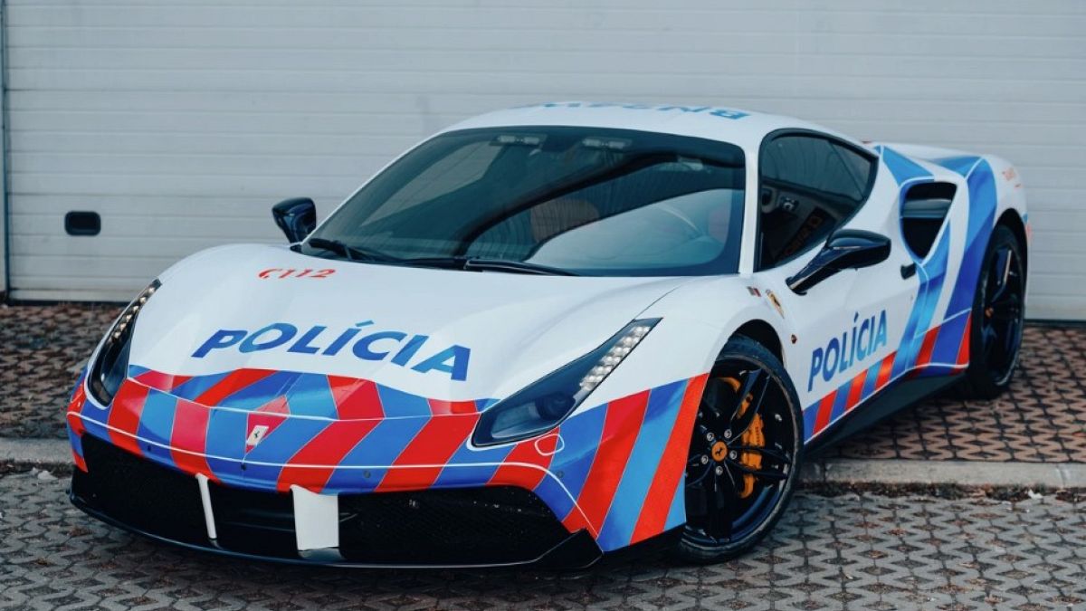 Die portugiesische Polizei verschiebt eine Ausrüstung mit Ferrari, die bei der Drogenhandelssonde beschlagnahmt wurde
