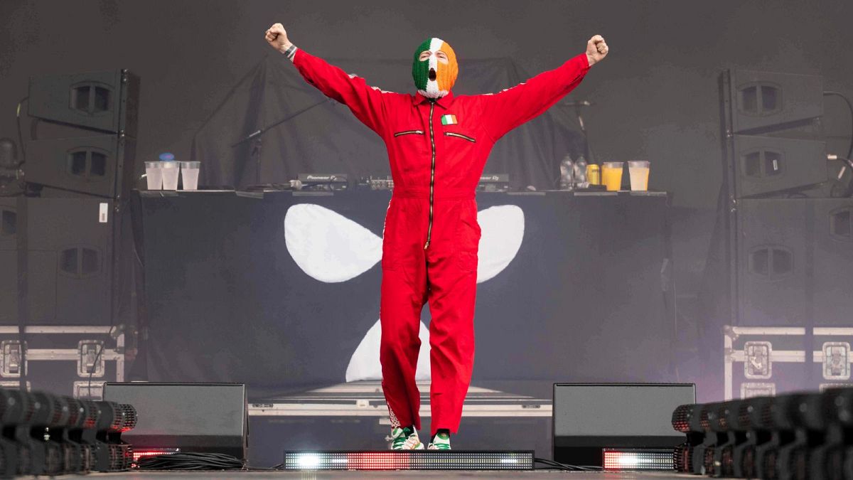 Irish Rapper Kniekap verurteilt ungarischen Premierminister Viktor Orbán während Sziget 2025 Sendung