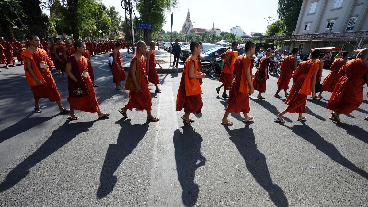 Kambodschanische Mönche ehren Soldaten, die in Grenzübereinstimmungen mit Thailand getötet wurden