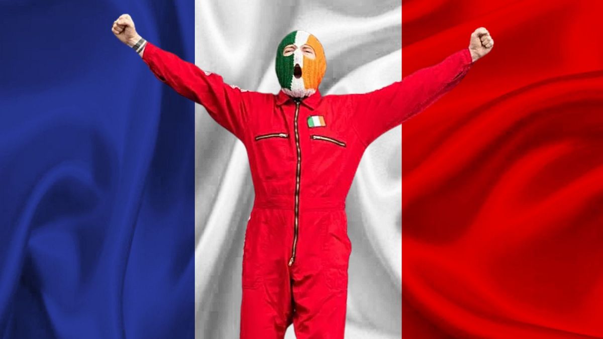 Kniescheibenkopf zum Frankreichs Rock En Seine Festival inmitten einer erhöhten Prüfung