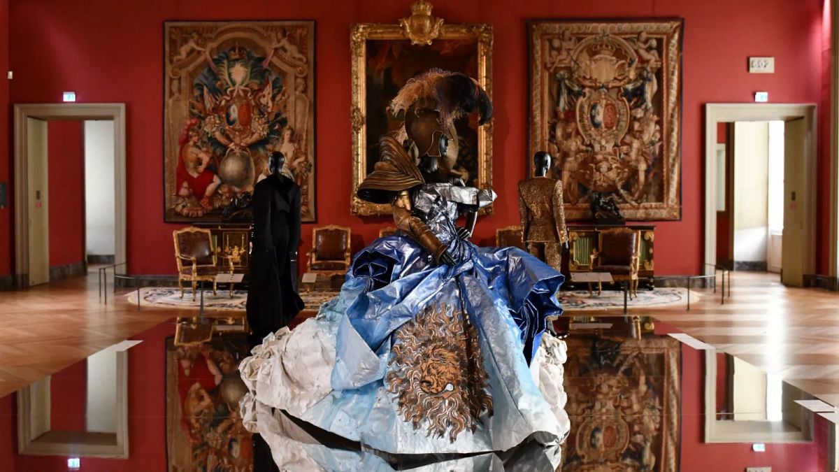"Louvre Couture" -ausstellung in Paris Breaks Record, um Louvres zweithäufigste Showcase zu werden