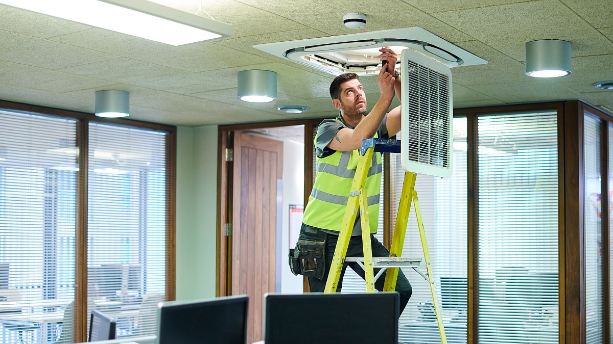 Postbote, Ingenieur, Reiniger: Schließen sich Hacker in Ihr Büro?