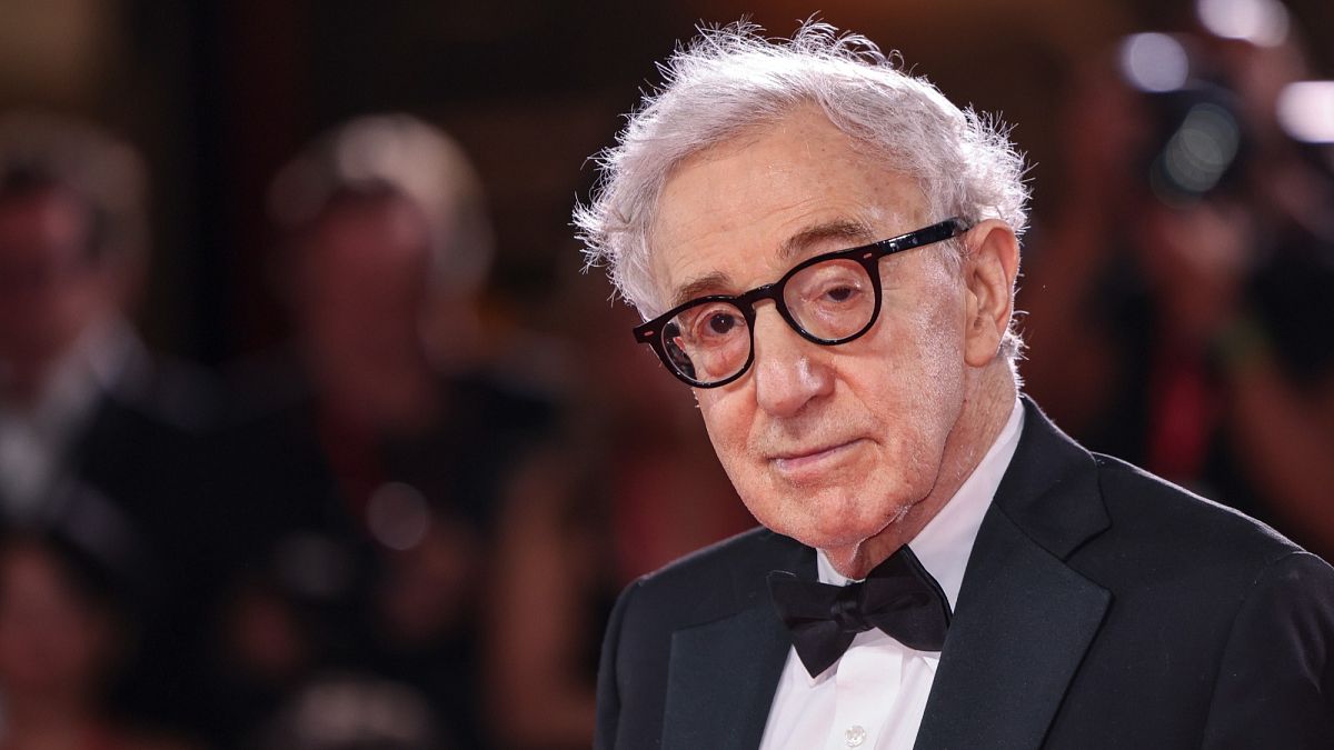 Woody Allen antwortet, nachdem der russische Filmfestival -Auftritt als "Schande" verurteilt wurde