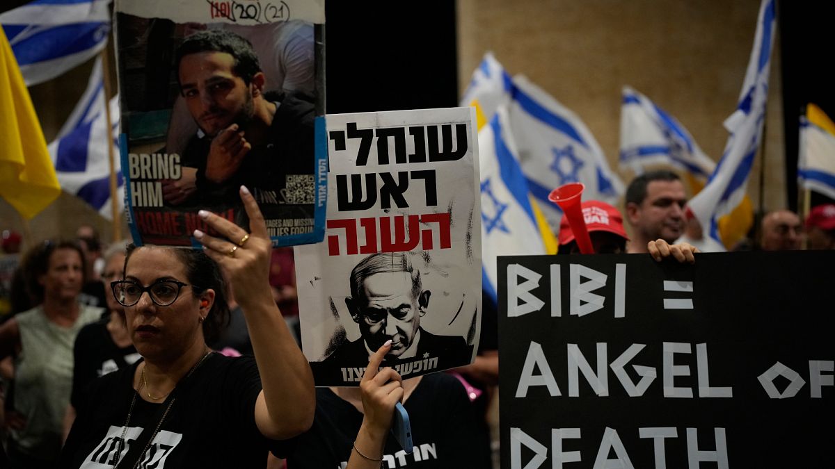 Die Demonstranten versammeln sich am Flughafen Ben Gurion gegen Netanyahu vor uns. Die Demonstranten versammelten sich am Mittwoch am Flughafen Ben Gurion vor dem Abgang des israelischen Premierministers Benjamin Netanyahu nach den Vereinigten Staaten und forderten seine Entfernung und ein Ende des Kriegskrieges in Gaza. 25/09/2025