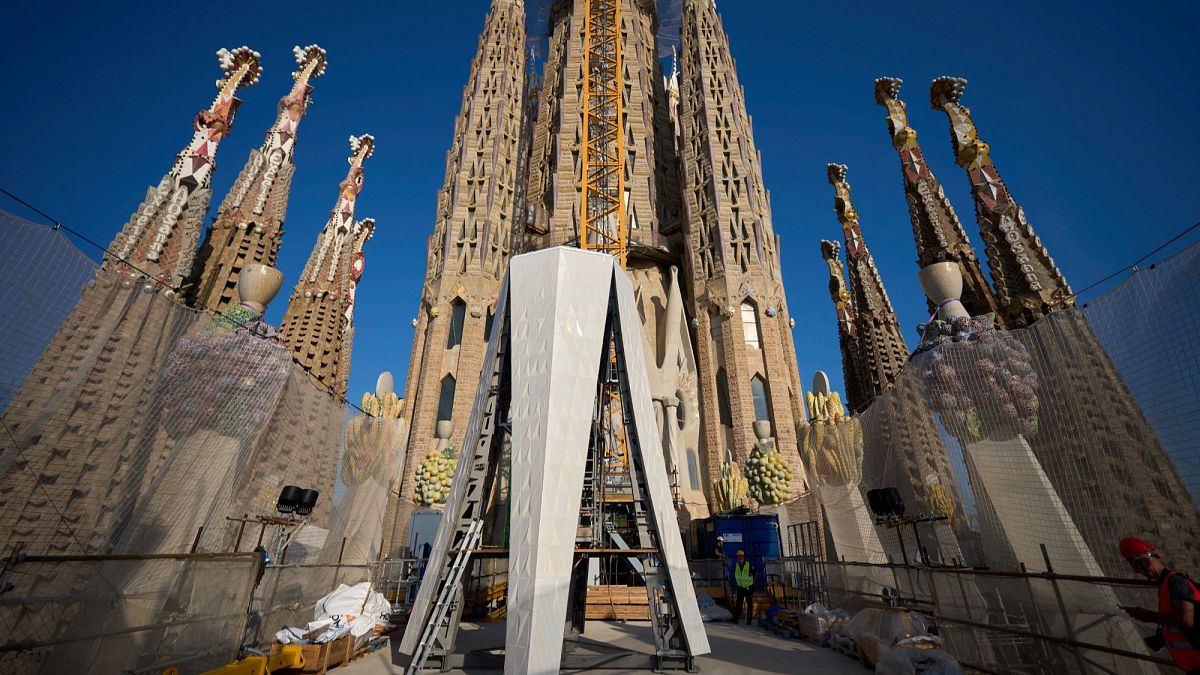 Die Sagrada Família schließt sich an, um ihren Zentral -Turm zu vervollständigen und die höchste christliche Kirche Europas zu werden