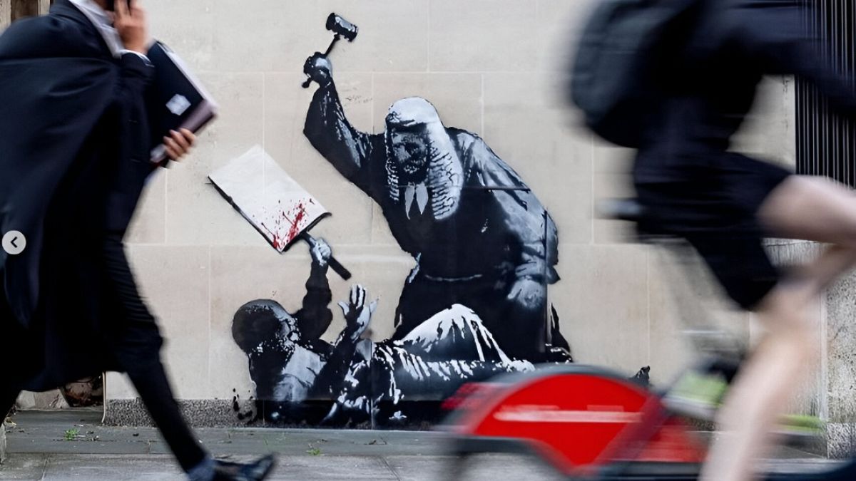 Es ist eine Vertuschung: neue Bansky-Kunstwerke, die von Wachen vor Londoner Royal Courts of Justices versteckt sind