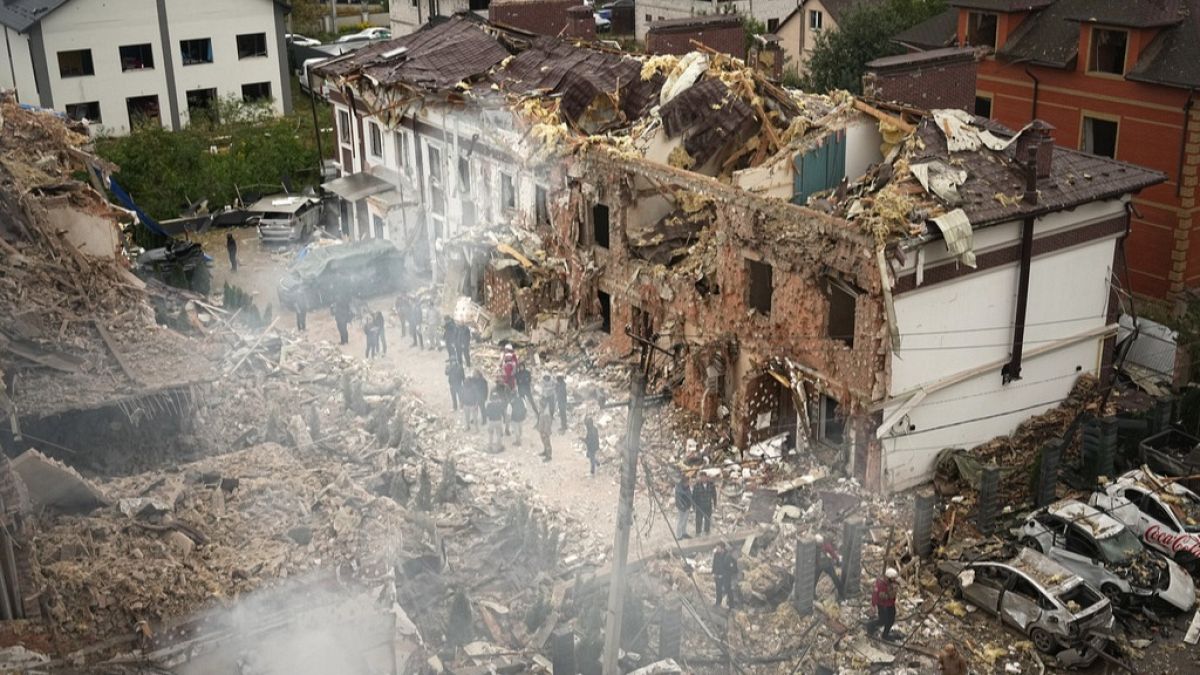 Mindestens vier Menschen getötet, die Russland über Nacht über Nacht in der ukrainischen Hauptstadt einsetzt