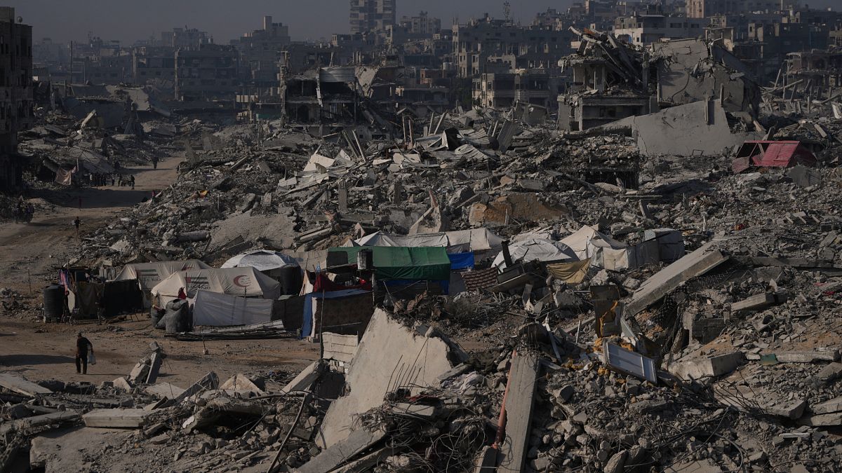 Gelehrter sucht in Gaza in Trümmern nach seinen Büchern