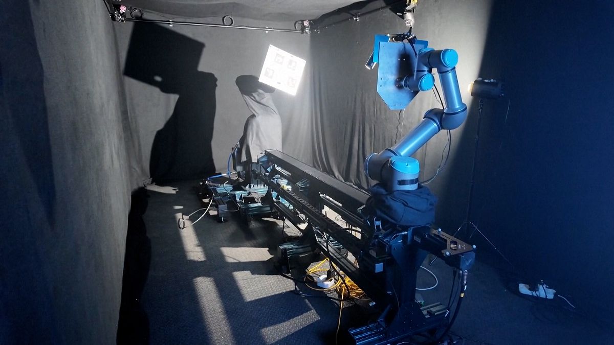 Im Londoner Labor werden KI-gesteuerte Satelliten simuliert