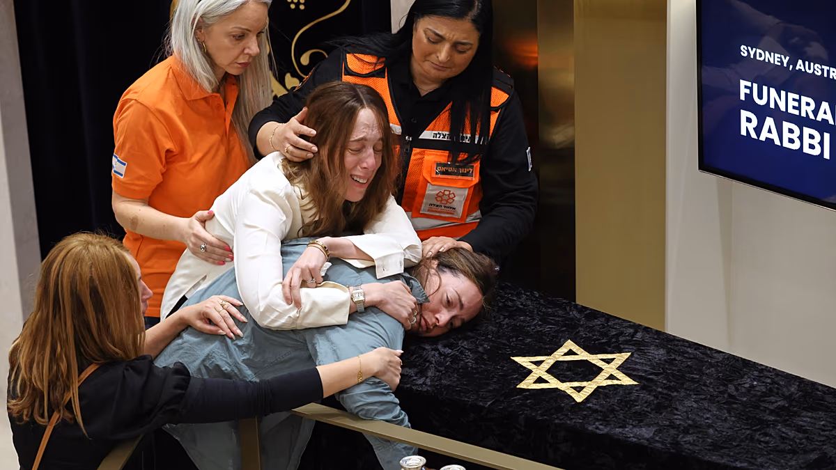 Australien beginnt mit Beerdigungen für die Opfer der Chanukka-Schießerei in Bondi Beach Australien hat in Sydney mit Beerdigungen für Opfer der antisemitischen Schießerei in Bondi Beach begonnen, während die Wachdienste und Ermittlungen der Polizei am 17.12.2025 fortgesetzt werden