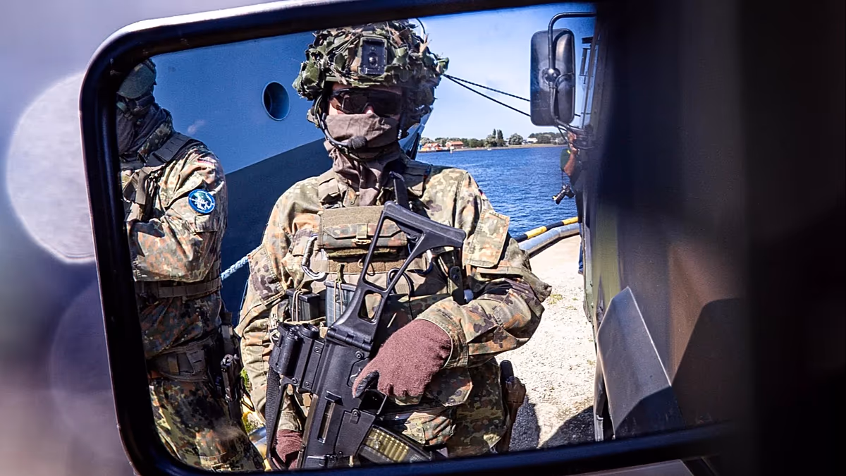 Das deutsche Militär bereitet den Abwurf von Informationsbroschüren mit Heliumballons vor