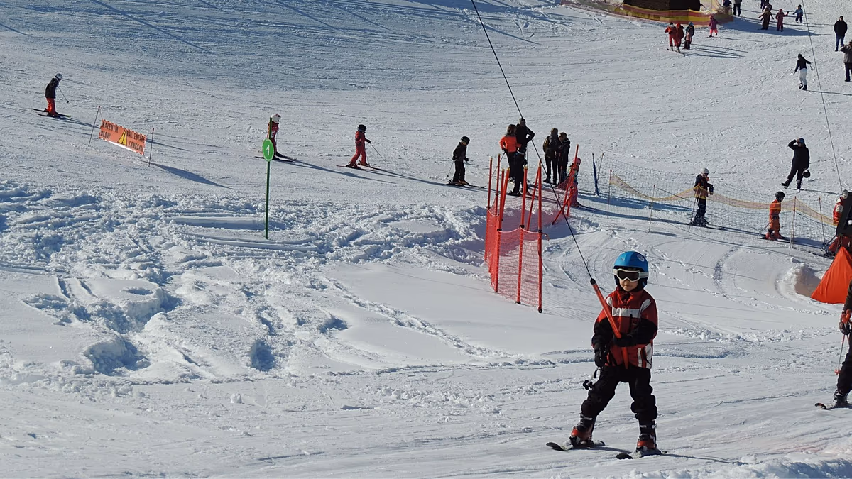 Ein französisches Alpenskigebiet bietet den ganzen Winter über kostenloses Skifahren an, um Geld zu sparen. Hier erfahren Sie, warum