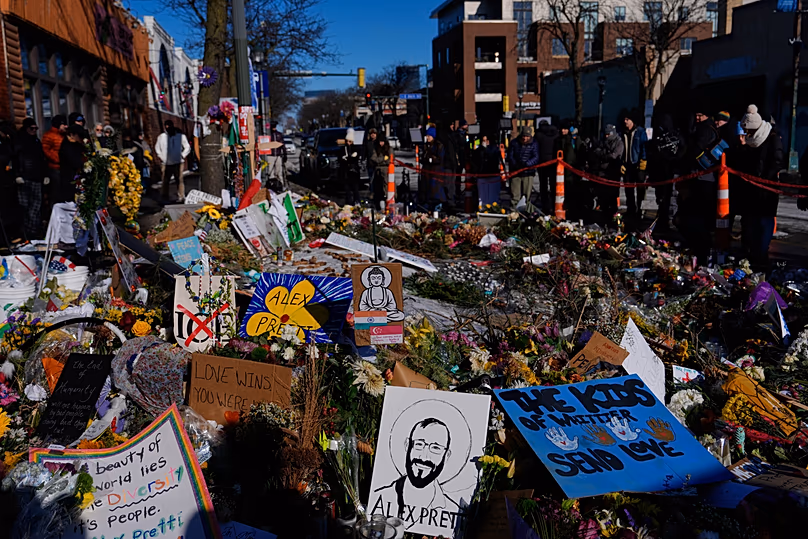 Hommage an Alex Pretti an dem Ort, an dem er am 27. Januar 2026 in Minneapolis von einem US-Grenzschutzbeamten tödlich erschossen wurde
