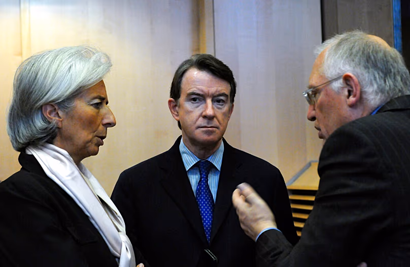 DATEI: EU-Kommissar Günter Verheugen und Frankreichs Wirtschaftsministerin Christine Lagarde sprechen am 16. Januar 2009 in Brüssel mit dem britischen Staatssekretär Peter Mandelson