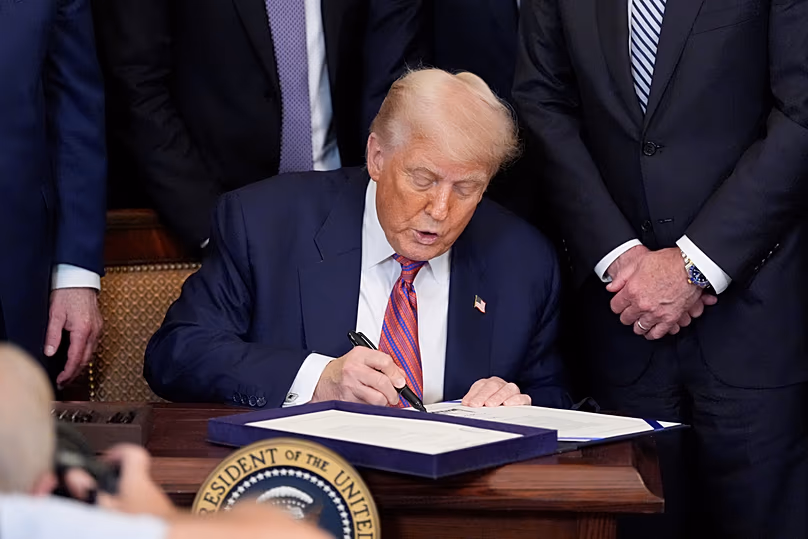 DATEI. Präsident Trump unterzeichnet den GENIUS Act im Weißen Haus, Juli 2025.