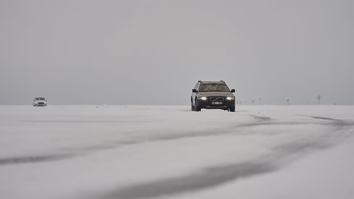 Esten fahren auf vereister Straße über gefrorenes Meer: Was steckt hinter dem kalten Wetter?
