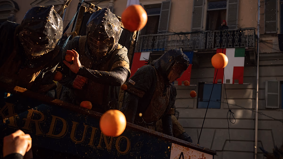 Ivrea-Karneval 2026: Italiens berühmte Schlacht um die Orangen zieht Tausende an. Tausende versammelten sich in der norditalienischen Stadt Ivrea zur jährlichen „Schlacht um die Orangen“, einer dreitägigen Karnevalstradition, bei der die Teilnehmer einen historischen Aufstand nachstellen, indem sie sich gegenseitig mit Tonnen von Orangen bewerfen. 19.02.2026