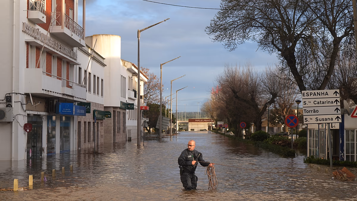 Starke Regenfälle führen in Portugal zu Überschwemmungen, Evakuierungen und Autobahneinstürzen. In mehreren Gebieten Portugals wurden Überschwemmungen, Evakuierungen und Infrastrukturschäden gemeldet, da steigende Flusspegel und starke Regenfälle das Risiko von Erdrutschen und weiteren Überschwemmungen erhöhten. 02.12.2026