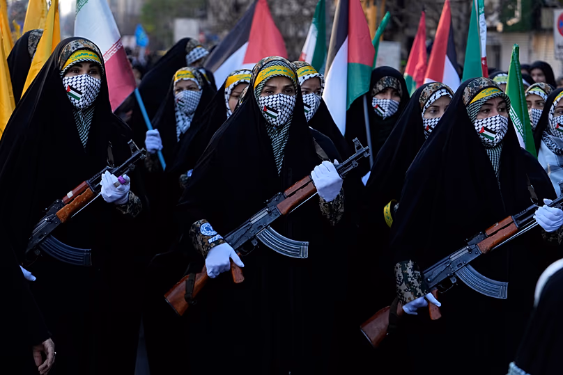 Mitglieder der iranischen paramilitärischen Basidsch-Truppe marschieren am 10. Januar 2025 in Teheran