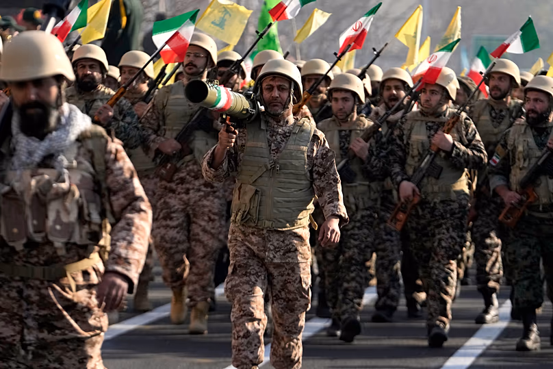 Mitglieder der iranischen paramilitärischen Basij-Truppe marschieren während der Truppenparade in Teheran, 10. Januar 2025