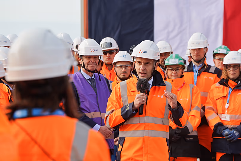 Emmanuel Macron spricht während eines Besuchs auf der Baustelle für EPR2-Reaktoren der neuen Generation im Kernkraftwerk Penly in Petit-Caux, Frankreich, am 12. März 2026