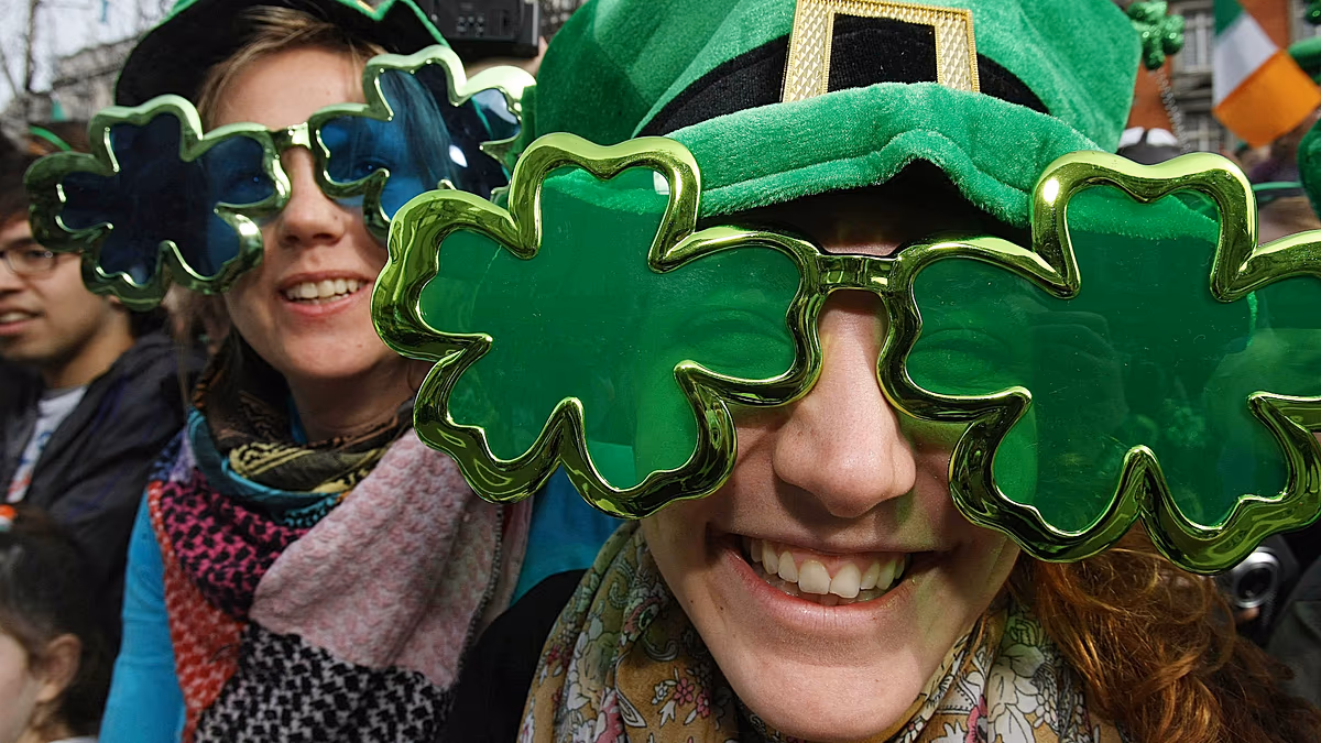 Das St. Patrick's Festival in Dublin zieht 500.000 Menschen an, da die irischen Wurzeln im Mittelpunkt stehen. Tausende von Nachtschwärmern füllten am 17. März die Straßen von Dublin zur jährlichen Parade zum St. Patrick's Day, dem Höhepunkt eines viertägigen Festivals zur Feier der irischen Kultur. 18.03.2026