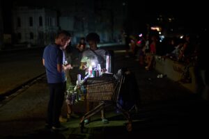 Der Stromausfall stürzt Kuba in Dunkelheit und legt das fragile Stromnetz frei. Kuba erleidet einen landesweiten Stromausfall, der die Fragilität seines Stromnetzes offenlegt, da Millionen von Menschen unter Hitze, Engpässen und langen Wartezeiten auf Strom leiden. 17.03.2026