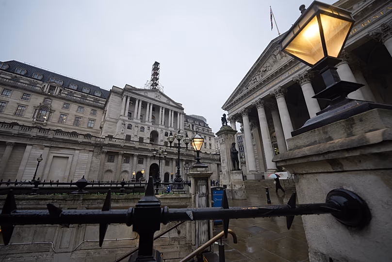 Ein Mann geht am 5. Februar 2026 vor der Bank of England im Finanzviertel in London