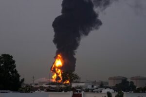 Die Vereinigten Arabischen Emirate sperren kurzzeitig den Luftraum, nachdem sie eine neue Angriffswelle gemeldet haben, während der Iran-Krieg in den 18. Tag geht