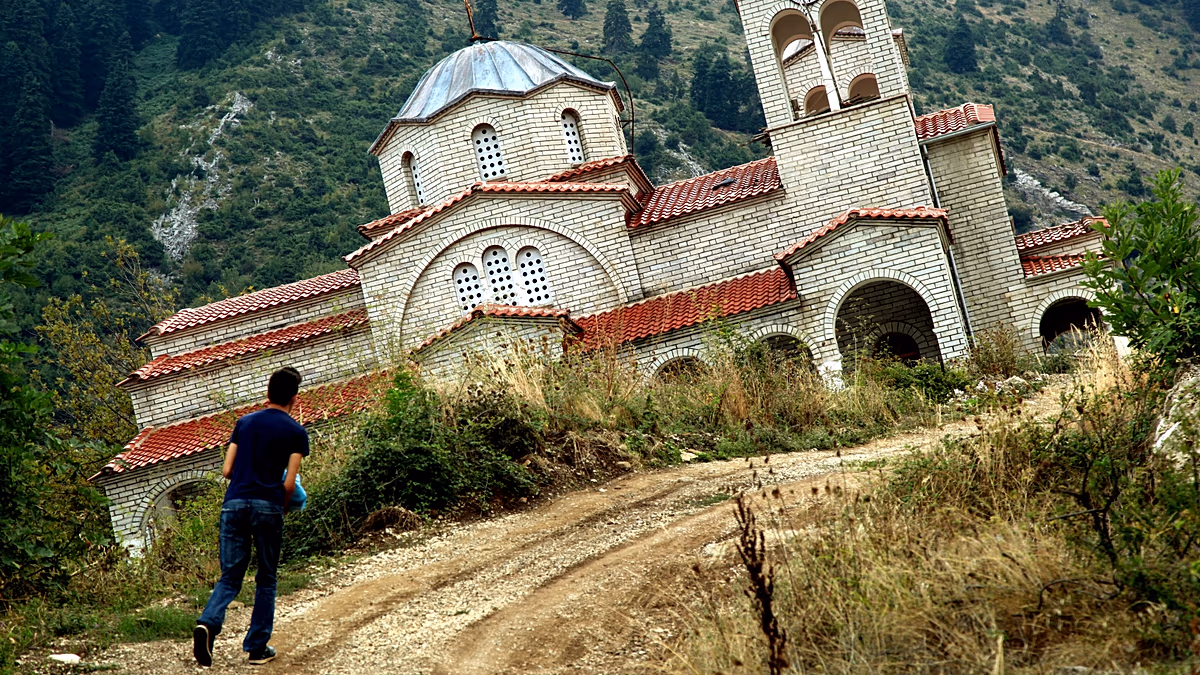 Die schiefe griechische Kirche, die dem Turm von Pisa den Ruhm stiehlt, befindet sich in Thessalien