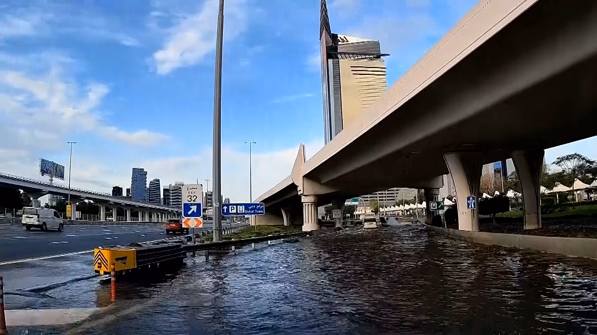 Dubai wird über Nacht von heftigen Regenfällen heimgesucht, da Überschwemmungen Verkehr und Flüge beeinträchtigen