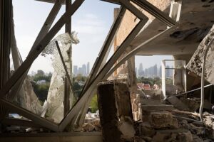 Ein iranischer Raketenangriff trifft die Gegend um Tel Aviv, während die Zahl der Todesopfer in der gesamten Region zunimmt