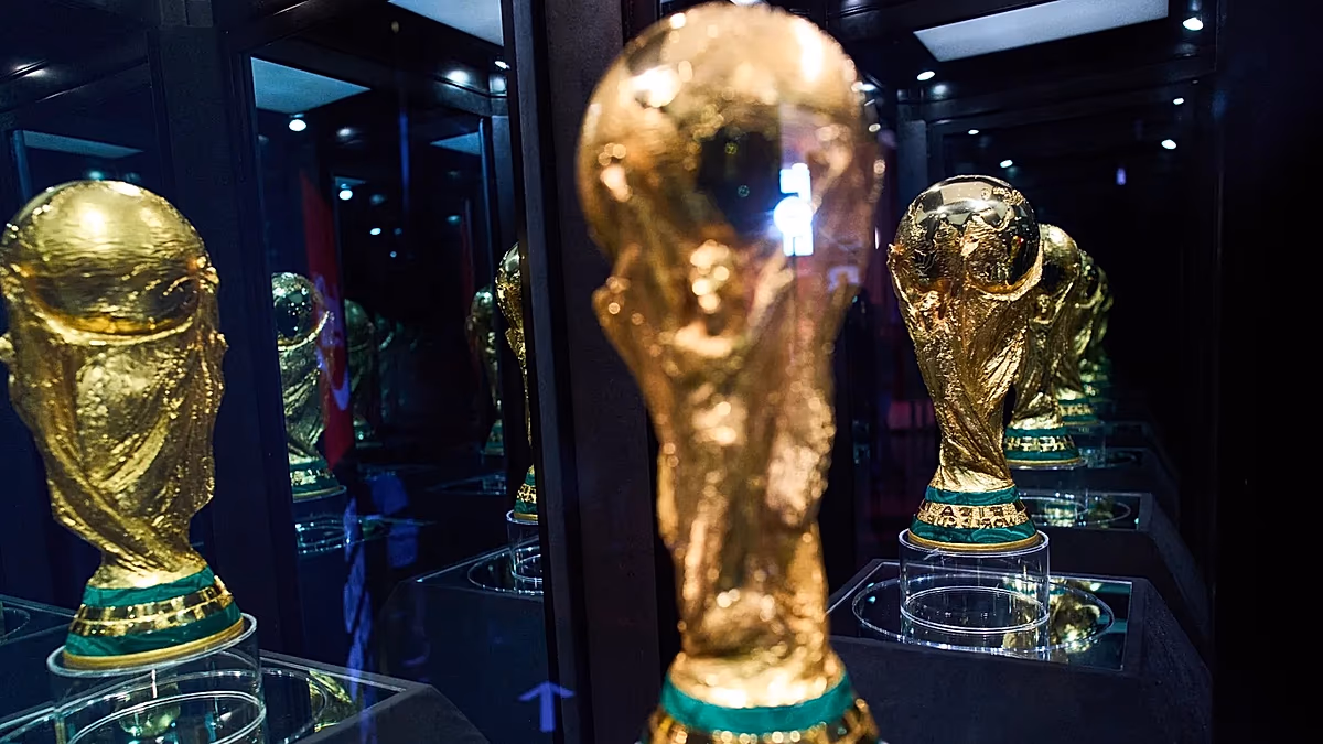 Englands Superfan hofft, sein Haus verkaufen zu können, um eine Reise zu FIFA-WM-Spielen zu finanzieren