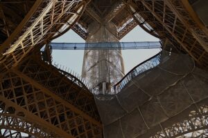 Es gibt eine neue Art, den Eiffelturm zu sehen: eine Hängebrücke 60 m über dem Boden