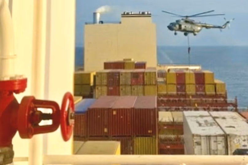 Ein Hubschrauberangriff zielt im April 2024 auf ein Schiff in der Nähe der Straße von Hormus.